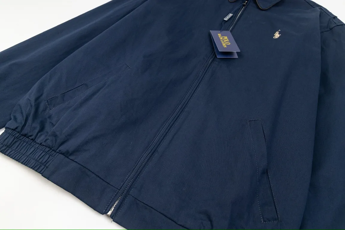 🅿️350 Ralph Lauren's new 24ss classic embroidered logo lapel executive zipper jacket for both men and women. 1️⃣Selected from high-quality original developed pure cotton fabric, with customized plaid lining inside, the overall wearing effect is very soft and comfortable. 2️⃣The workmanship details are perfectly controlled, with exquisite small logo embroidery on the chest, and the unique design style of splicing technology is used in the dropped shoulder position to highlight your personality! The version is simple but not simple! 3️⃣ Complete with tag accessories, unisex design, and a very versatile jacket for men and women!  Color: black, navy blue, khaki Size: S, M, L, XL